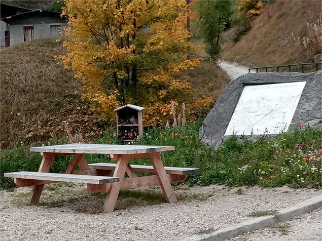 Table de pique-nique à la Chenarie - OT Peisey-Vallandry