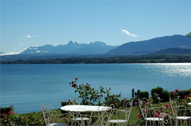 Panorama depuis la plage en été - J L Delachaussée