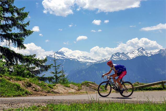 Vue sur le Mont-Blanc durant l'ascension du Col de Joux-Plane - Yvan Tisseyre/OT Vallée d'Aulps