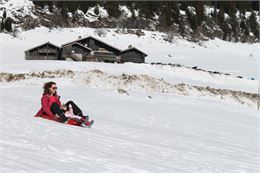 Luge au plateau des Glières en famille - Faucigny Glières Tourisme