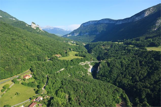 Paysage de l'Albanais : vue aérienne du Pont de l'Abîme - PNR du Massif des Bauges