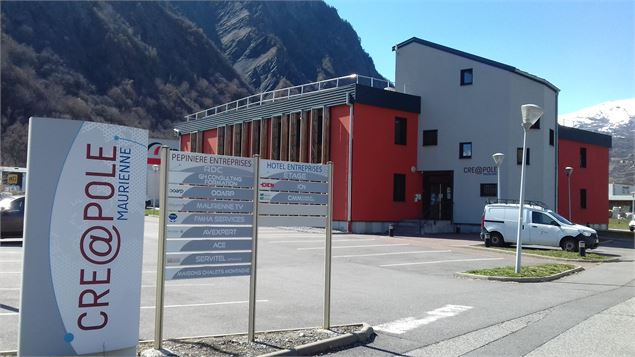 Parking batiment Créapole - Communauté de Communes Cœur de Maurienne Arvan