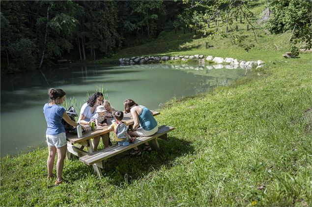 Pause pique-nique au lac du Lou - Tilby Vattard