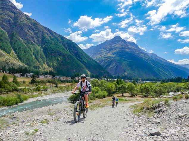 VTT sur le chemin du Petit Bonheur entre Bessans et Bonneval su Arc - OT HMV - B Filliol