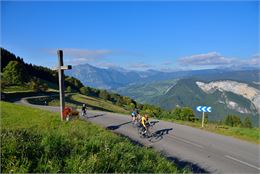 Cyclistes en ascensdion - Charles Savouret