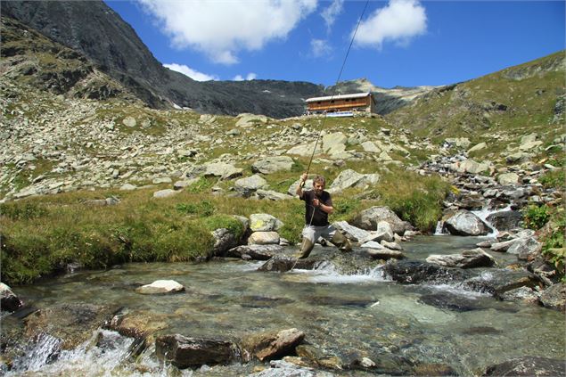 Pêcheur dans le ruisseau du Fond d'Aussois - APPMA Aussois-La Norma