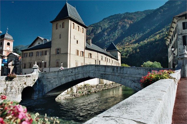 isère et vieux pont Moûtiers