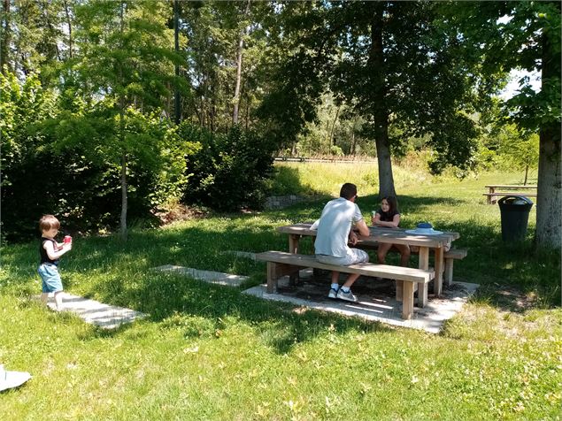 Pause détente en famille - OT de Yenne