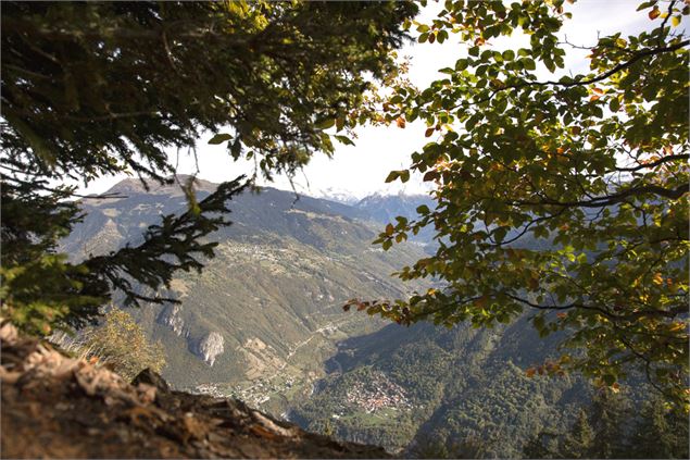 Vue plongeante depuis le sentier - Coeur de Tarentaise Tourisme