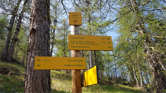 Signalétique sur le sentier de randonnée pédestre : le Lac de Soliet et vallée du Ribon - OT Haute M