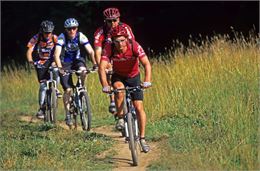 Balade en VTT de hameaux en villages - Yvan Tisseyre/OT Vallée d'Aulps