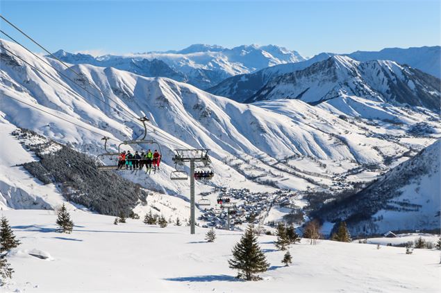 Télésiège et village de Saint Sorlin d'Arves en hiver - © OT Saint Sorlin dArves - V Bellot-Mauroz