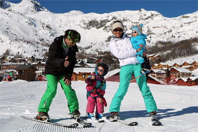 Parents et enfants sur le front de neige - © OT Saint Sorlin d'Arves - V Bellot-Mauroz