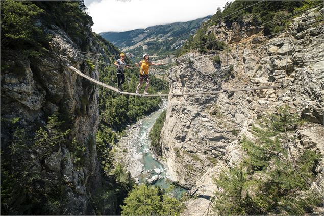 Passerelle sur le tronçon du Chemin de la Vierge - Auvergne rhone alpes tourisme tristan shu