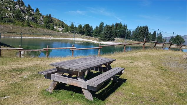 Table de pique nique au Lac des Pierres Blanches - OTMLC