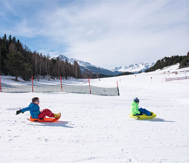 Enfants sur la piste de luge du domaine nordique Aussois-Sardières - Dylan Cuvelier - HMVT