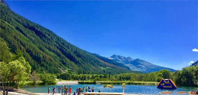 Le lac de baignade et la structure flottante gonflable - Mairie de Bessans