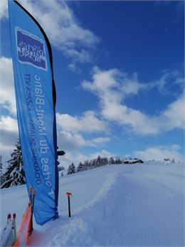 De bonne matin, le boarder-cross des Portes du Mont-Blanc ouvre ses portes sur une neige fraiche bie