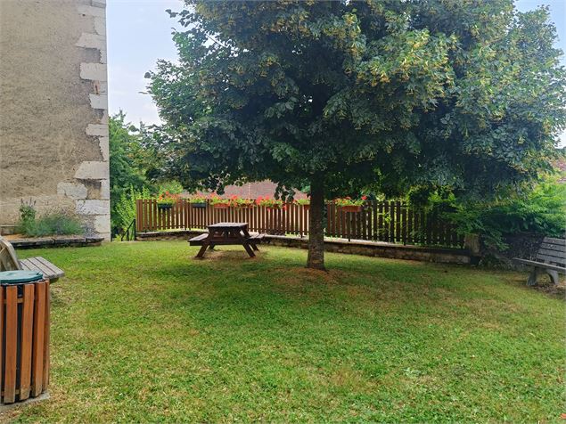 Table de pique-nique ombragée à côte de l'église Grésin St Genix les Villages - OT Val Guiers