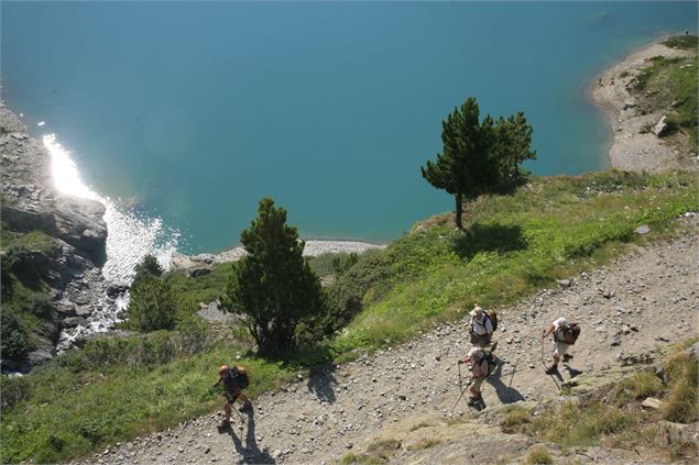 Marcheurs1 sur sentier barrage - CCHMV/jl Rigault