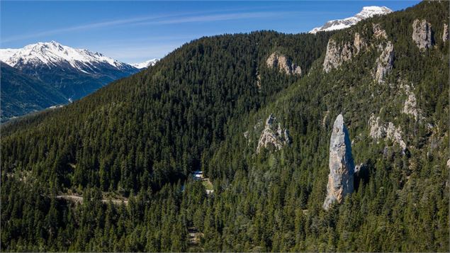 Vue sur le monolithe de Sardières - OTHMV - Y. Bellissand