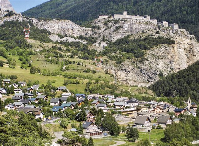 Vue sur le village d'Avrieux avec les forts de l'Esseillon qui domiment en arrière plan - cchmv
