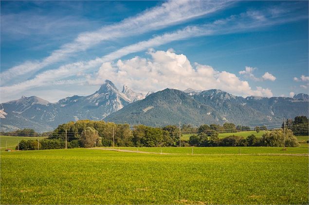 Vue sur la dent D'oche et les Mémises depuis Champeillant - A.Berger