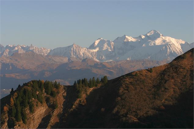 Vue sur le Pic de Marcelly et le massif du Mont Blanc - Cyril Noel