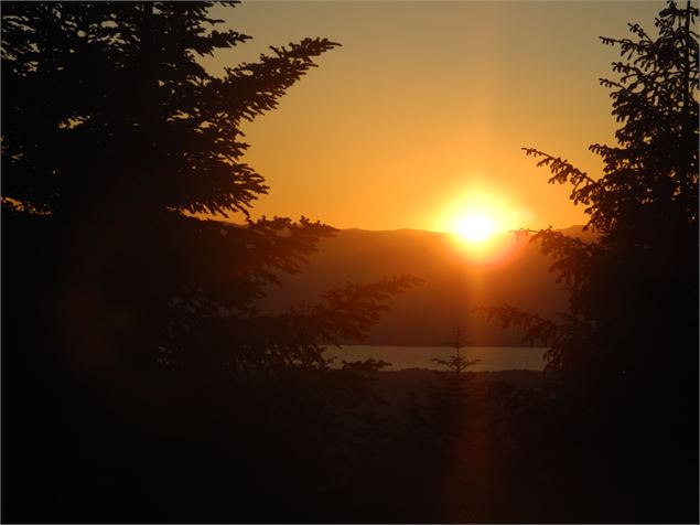 Coucher de soleil sur le Léman depuis Super Saxel - Office de Tourisme des Alpes du Léman