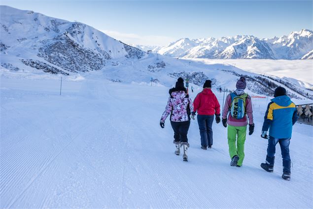 Personnes marchant sur le chemin - Kina Photo