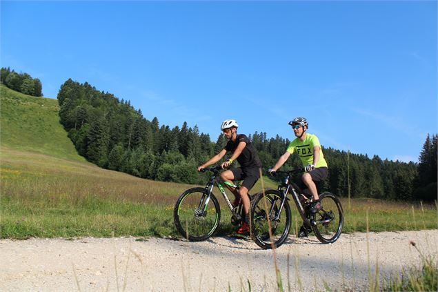 Parcours VTT 63 bleu - La Borne des 3 Cantons - Espace VTT Ain Forestière - Benjamin DESSALES