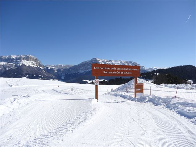 Départ des pistes côté Col de la Cluse avec vue sur la Réserve Naturelle des Hauts de Chartreuse - C