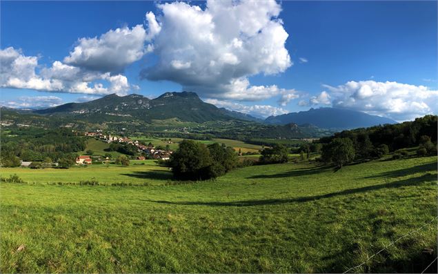 Vue sur la Charvaz, le massif du Chat et Massignieu-de-Rives - © M.Ballet