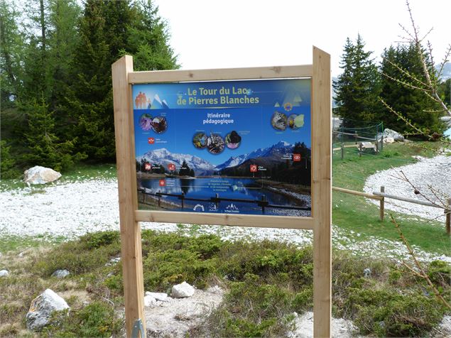 Panneau d'accueil du Tour du Lac des Pierres Blanches - Jean Gotteland
