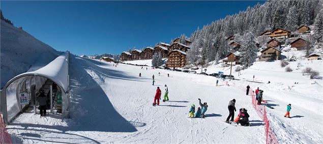 Bas de la piste : départ du tapis roulant couvert - Yvan Tisseyre / OT Vallée d'Aulps