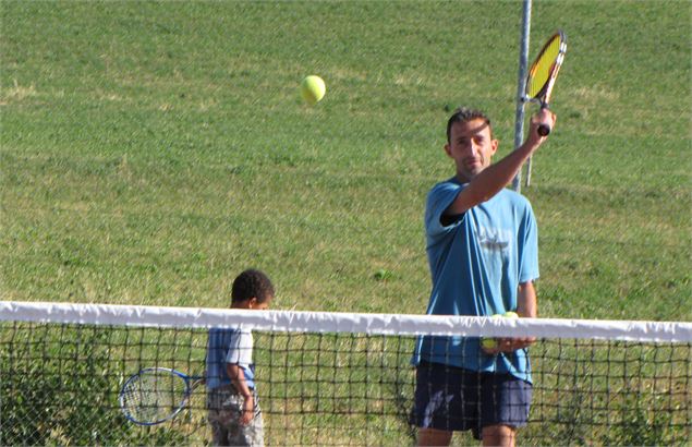 Terrain tennis Albiez le Jeune - Marie Fumaz Albiez Tourisme