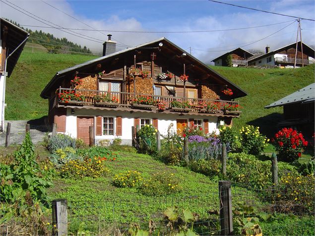 Hameau des Prés dans la vallée d'Hauteluce - Office de Tourisme des Saisies