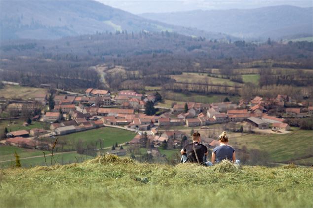 Vue sur un village du Bugey - Marilou Perino / Plaine de l'Ain Tourisme