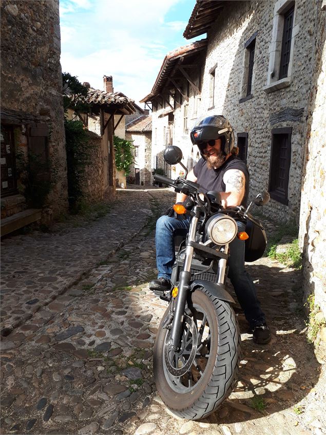 Moto à Pérouges - S.Megani