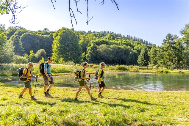 Randonneurs sur le bord du plan d'eau. - Thibaut Blais