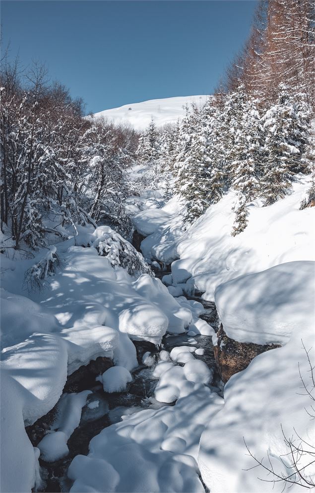 Le ruisseau du Garney sous la neige - Office de Tourisme Le Corbier