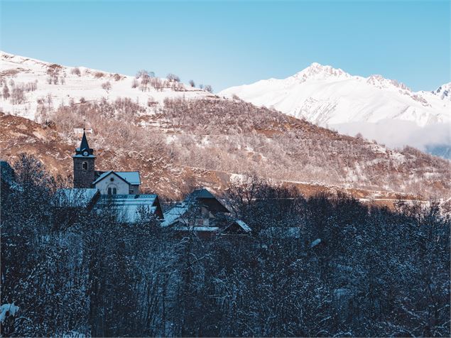 Église de Villarembert entourée de sapins enneigés, point de vue lors de la randonnée du tour des ha