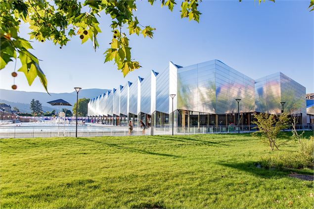 Vue générale de la piscine aqualudique du Stade à Chambéry - Louis Garnier Photography - Grand Chamb