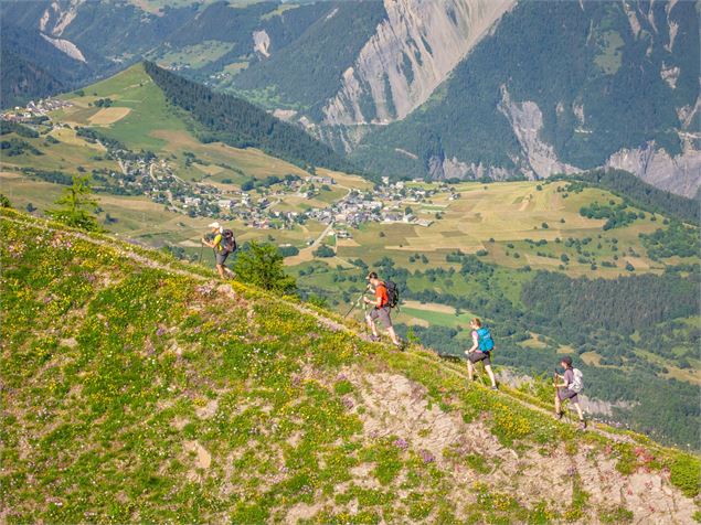Randonneurs sur la crête avec vue sur Albiez - Thibaut Blais