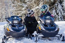 Motoneige électrique pour enfants sur circuit