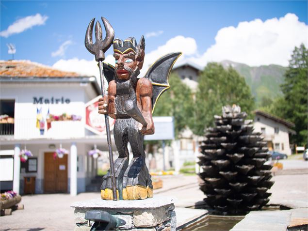 Fontaine avec le diable de Bessans place de la mairie - D.Cuvelier - OTHMV