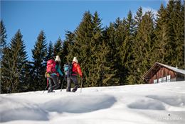 couple en raquettes sous chalet - OT Combloux_Marine Martin