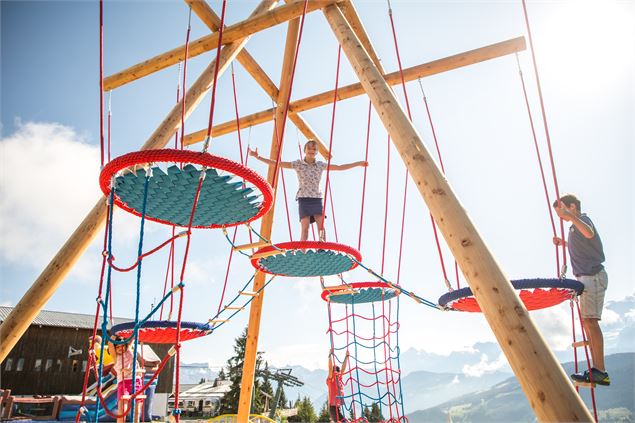 Une structure à grimper sur l'aire de jeux panoramique des Portes du Mont-Blanc - Megève le Jaillet