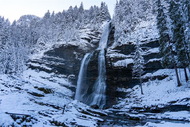 La cascade du Rouget en hiver - Haut-Giffre Tourisme
