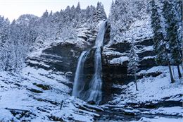 La cascade du Rouget en hiver - Haut-Giffre Tourisme